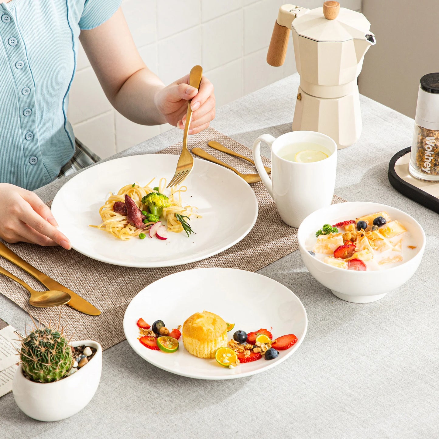 LOVECASA 16/32 Piece White Ceramic Porcelain Dinnerware Tableware Dinner Set with 4PCS Dinner Plate,Dessert Plate,Bowl,Mug Set